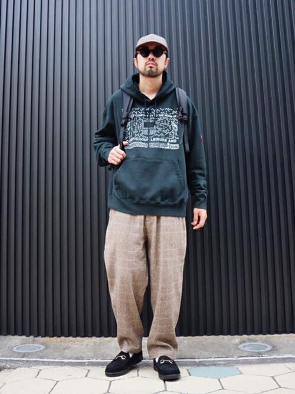 「gold、THE NORTH FACE、ARKnets、2020AW」｜「GOLDのGOLD / ゴールド：MILLING C/W TWILL WIDE EASY PANTS：GL41938[MUS]（スラックス、ベージュ系）」を使った、ARKnets STAFFさん（メンズ・180cm）の秋コーディネートの1枚目の写真
