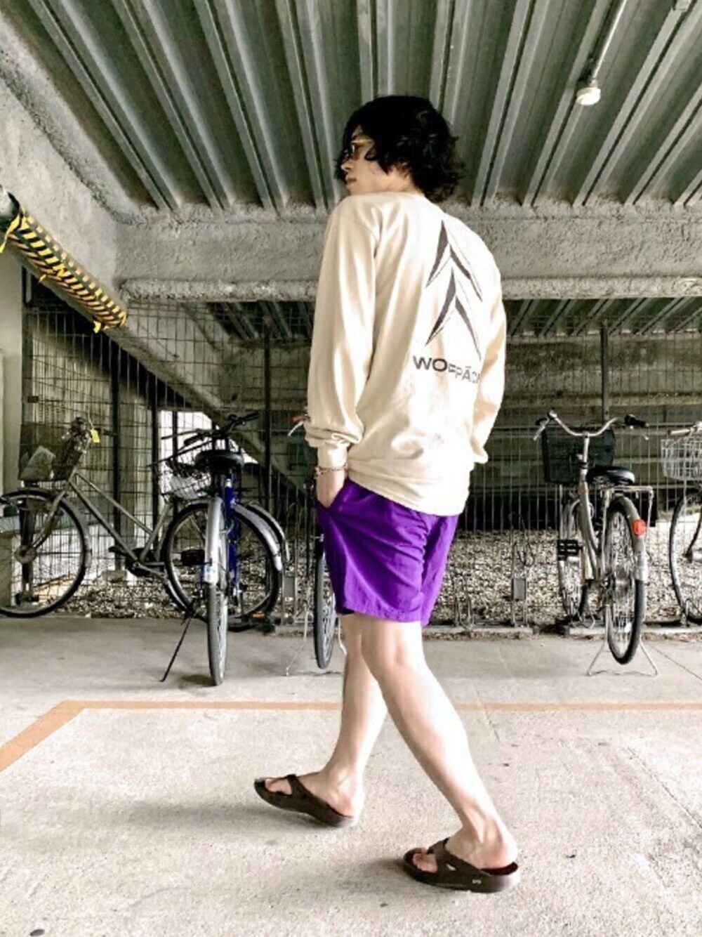 「oofos、WP、ARKnets」｜「WPのWP / ダブリューピー：FANGSⅡ L/Tee：WP05-T051[STD]（Tシャツ/カットソー、ベージュ系）」を使った、ARKnets STAFFさん（メンズ・170cm）の秋コーディネートの1枚目の写真
