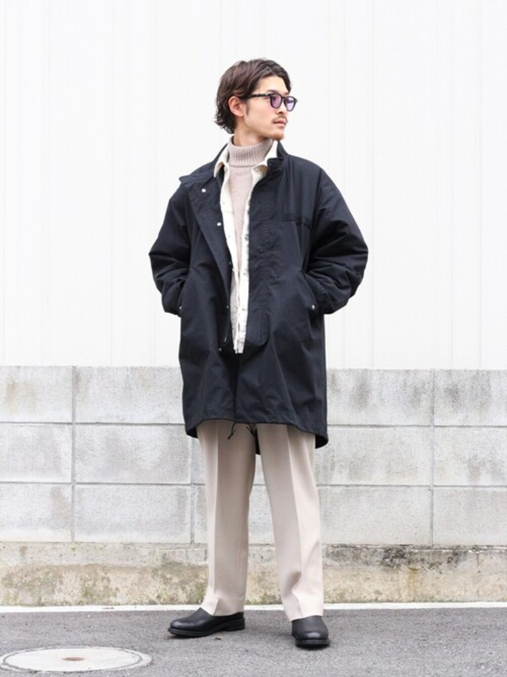 「markaのmarka / マーカ：CLASSICAL TROUSERS - dry wool serge -：M20D-03PT01C[COR]（スラックス、ベージュ系）」を使った、ARKnets STAFFさん（メンズ・173cm）の秋コーディネートの1枚目の写真