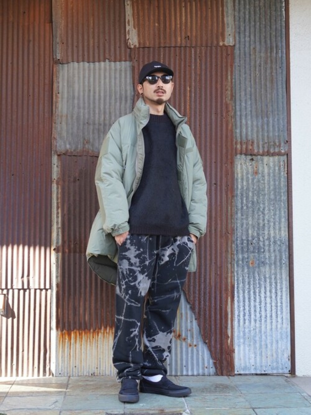 「markaのmarka / マーカ：MONSTER PARKA - nylon taffeta -：M19D-01CO01C[COR]（ダウンジャケット/コート、グリーン系）」を使った、ARKnets STAFFさん（メンズ・177cm）の秋コーディネートの1枚目の写真