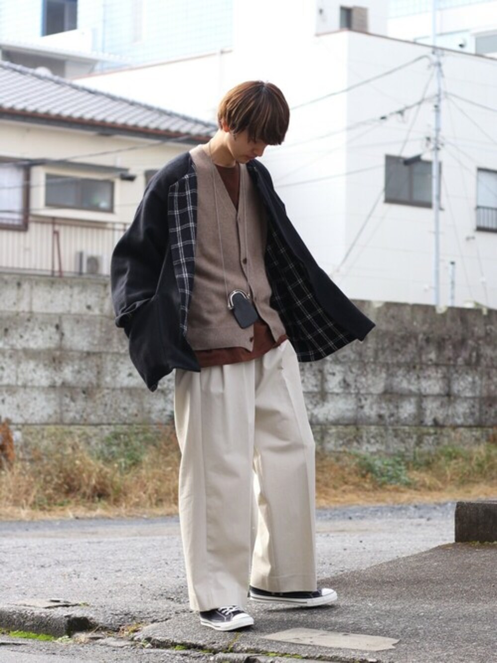 ブラック系のカーディガン/ボレロを着用したメンズの秋コーディネートの1枚目の写真