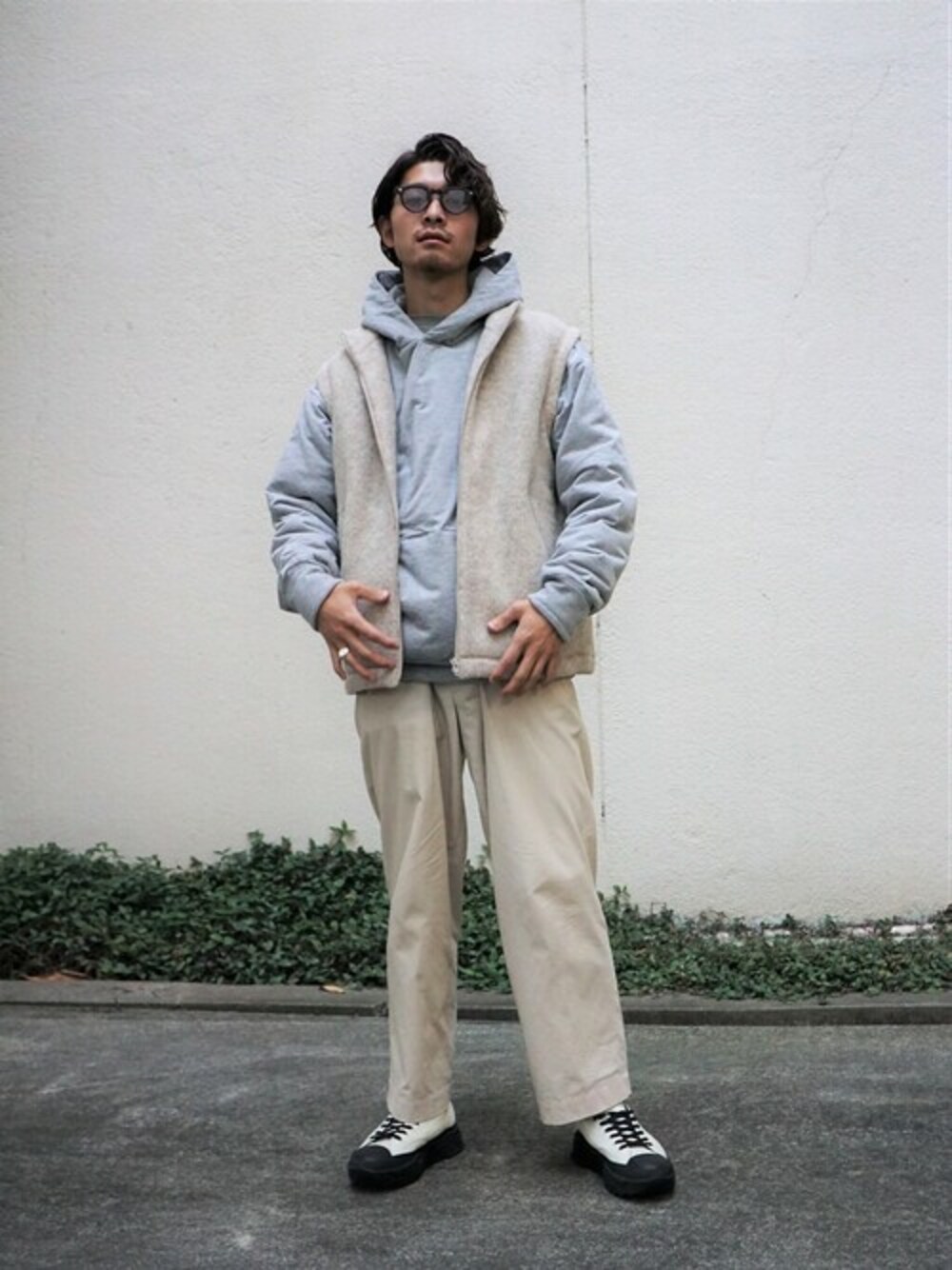 「markaのmarka / マーカ：2TUCK STRAIGHT FIT - hard twist cotton twill -：M20C-10PT01C[COR]（その他パンツ、ベージュ系）」を使った、ARKnets STAFFさん（メンズ・173cm）の冬コーディネートの1枚目の写真