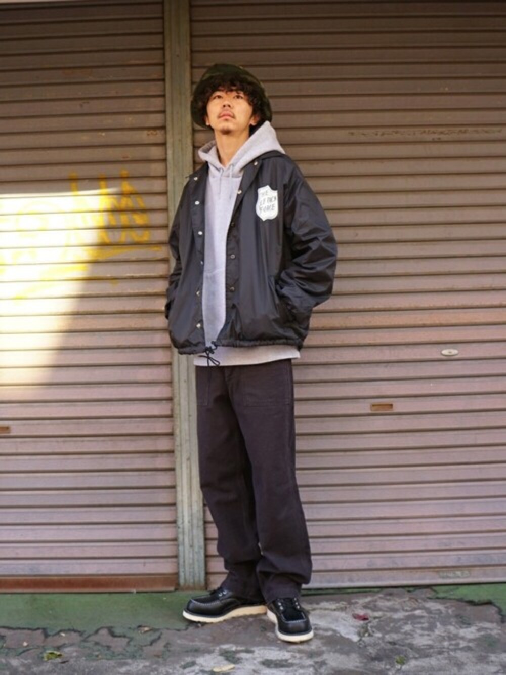 「WPのWP / ダブリューピー：WPF COACH JACKET：WP03-G004[STD]（ナイロンジャケット、ブラック系）」を使った、ARKnets STAFFさん（メンズ・178cm）の冬コーディネートの1枚目の写真