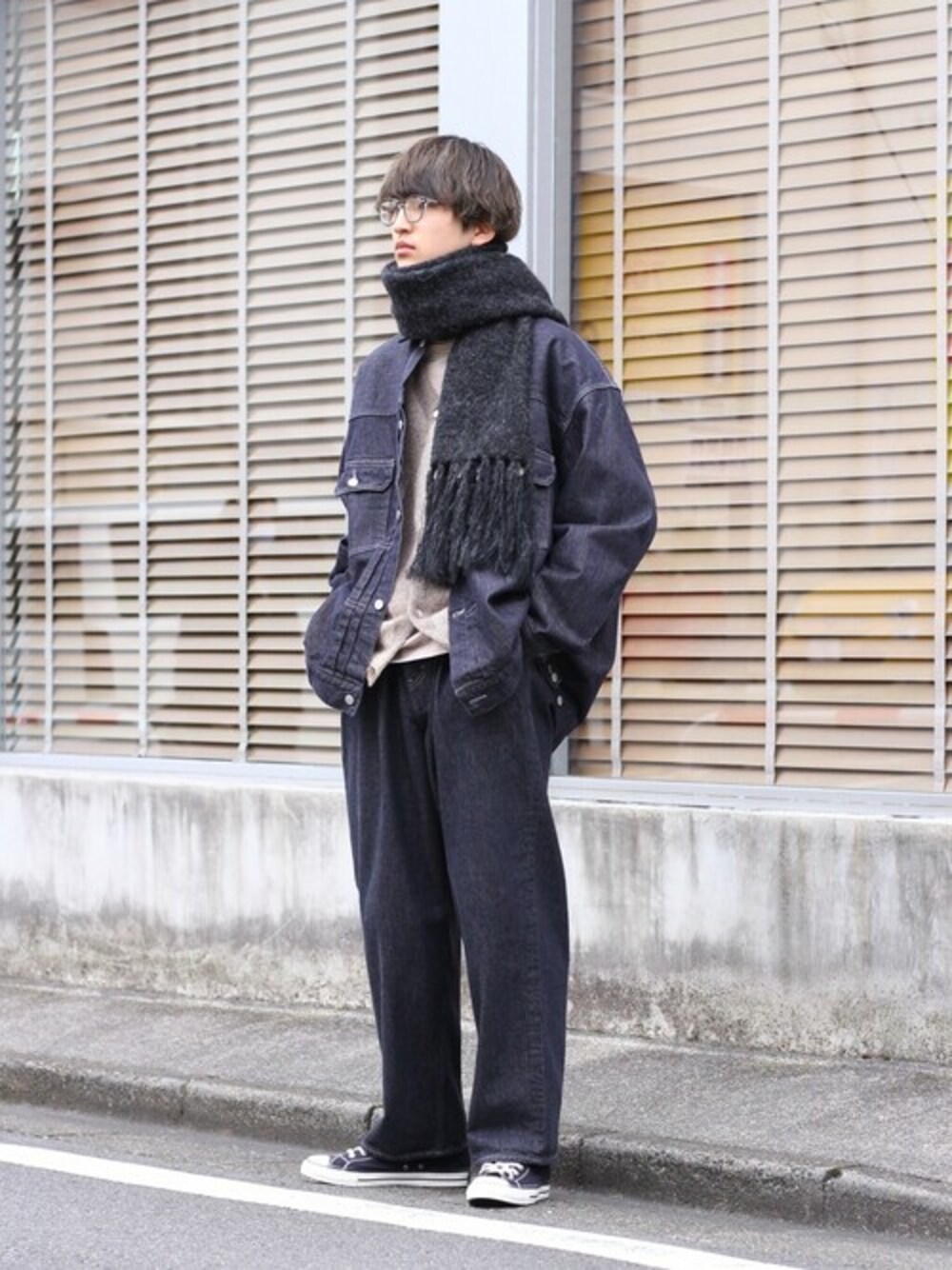 グレー系のカーディガン/ボレロ、ベージュ系のTシャツ/カットソーを着用したメンズの冬コーディネートの1枚目の写真