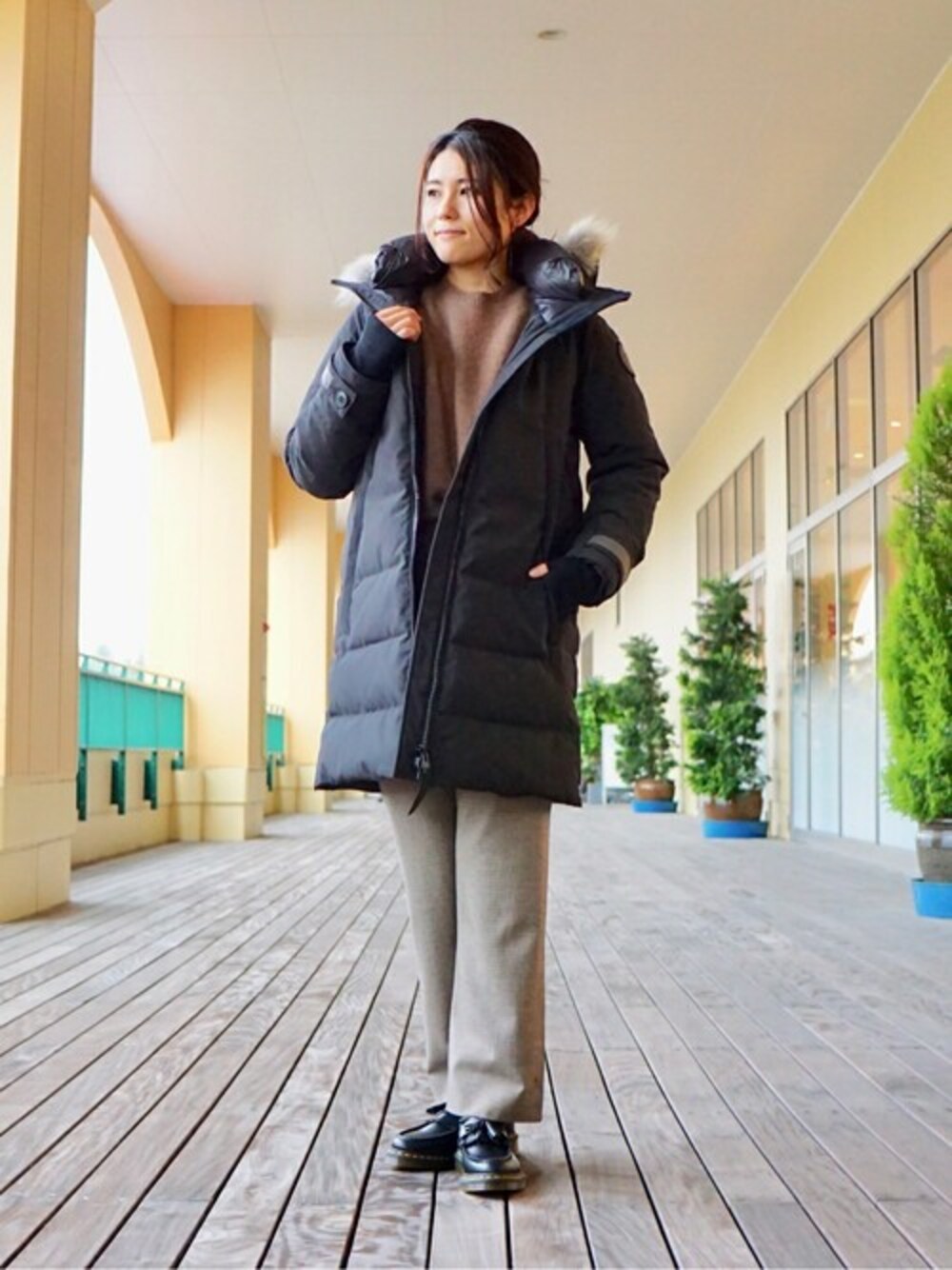 ブラウン系のニット/セーター、グリーン系のその他パンツを着用したレディースの冬コーディネートの1枚目の写真