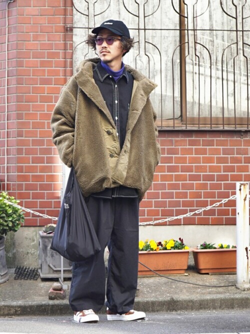 グリーン系のミリタリージャケットを着用したメンズの冬コーディネートの1枚目の写真