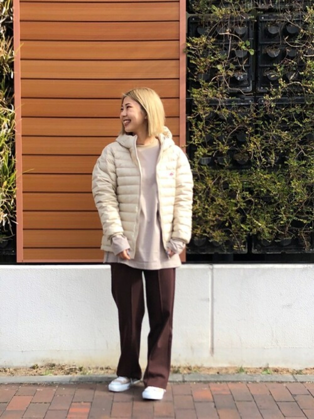 「BALLAST ARKのBALLAST ARK / バラストアーク： FLARE EASY PANTS：BA02-P001[AST]（スラックス、ブラウン系）」を使った、ARKnets STAFFさん（レディース・153cm）の冬コーディネートの1枚目の写真