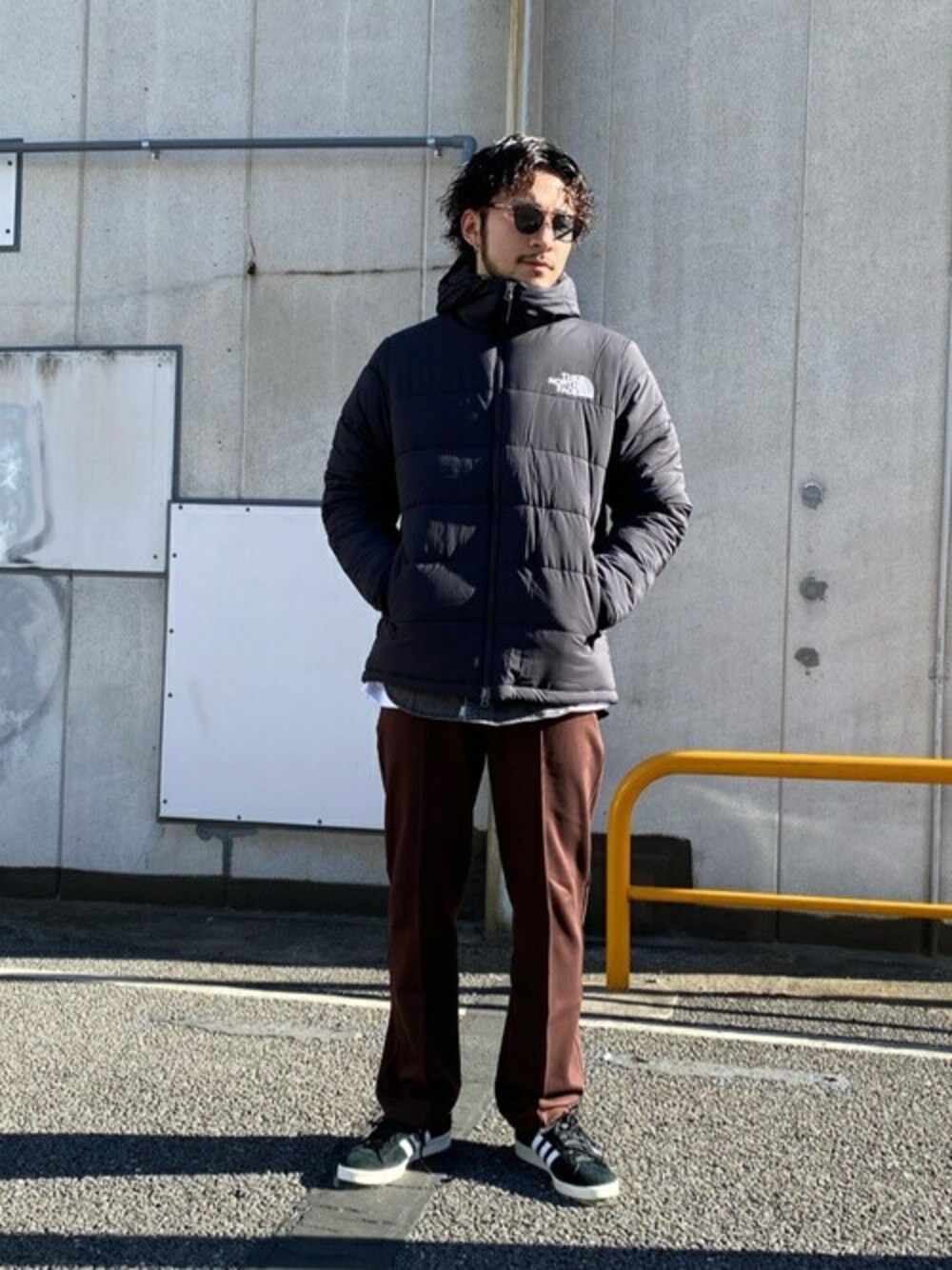 「BALLAST ARKのBALLAST ARK / バラストアーク： FLARE EASY PANTS：BA02-P001[AST]（スラックス、ブラウン系）」を使った、ARKnets STAFFさん（メンズ・178cm）の冬コーディネートの1枚目の写真