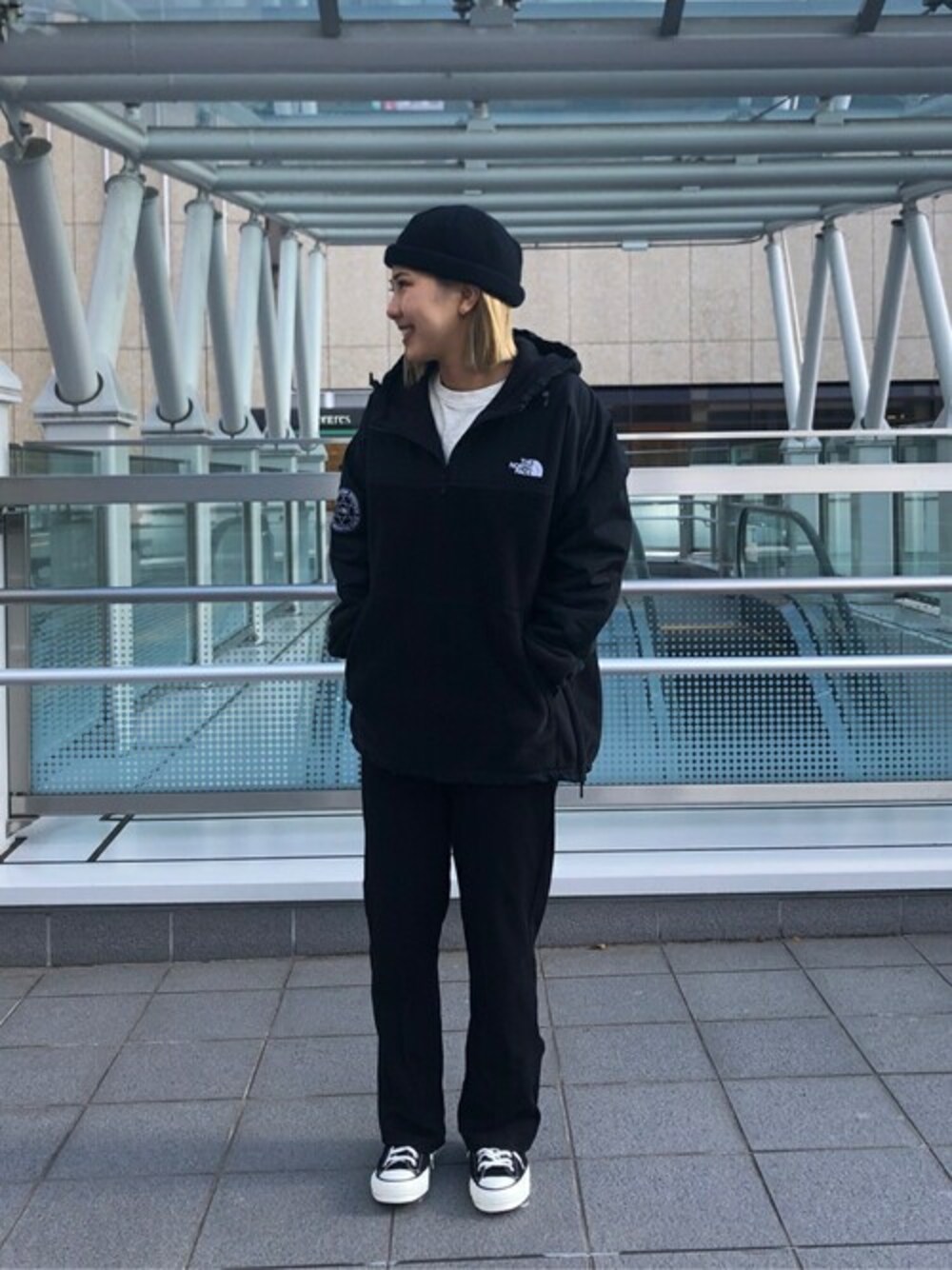 「BALLAST ARKのBALLAST ARK / バラストアーク： FLARE EASY PANTS：BA02-P001[AST]（スラックス、ブラック系）」を使った、ARKnets STAFFさん（レディース・153cm）の冬コーディネートの1枚目の写真