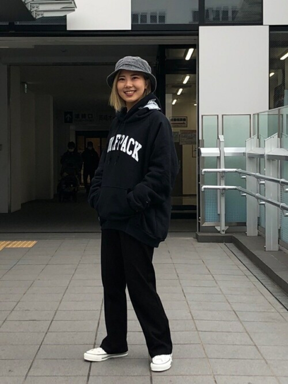 「BALLAST ARKのBALLAST ARK / バラストアーク： FLARE EASY PANTS：BA02-P001[AST]（スラックス、ブラック系）」を使った、ARKnets STAFFさん（レディース・153cm）の冬コーディネートの1枚目の写真