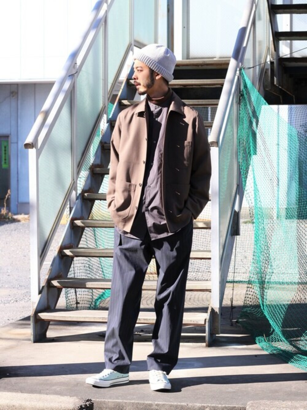 ブラウン系のカバーオールを着用したメンズの冬コーディネートの1枚目の写真