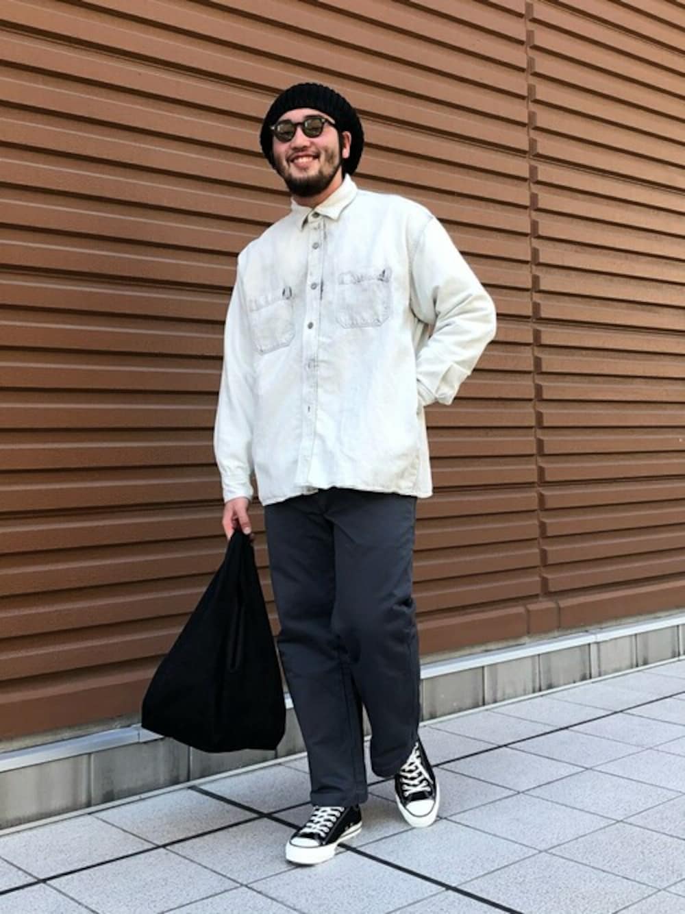 「gold、ARKnets」｜「JULIUS TART OPTICALのAR 44-22 - BLACK / GREEN -（メガネ、グリーン系）」を使った、ARKnets STAFFさん（メンズ・180cm）の春コーディネートの1枚目の写真