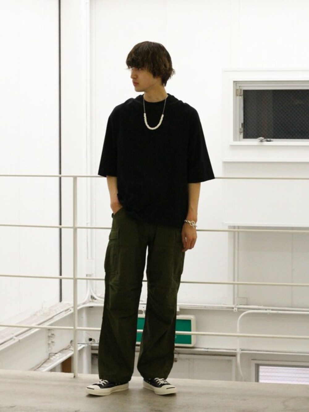 ブラック系のTシャツ/カットソーを着用したメンズの春コーディネートの1枚目の写真