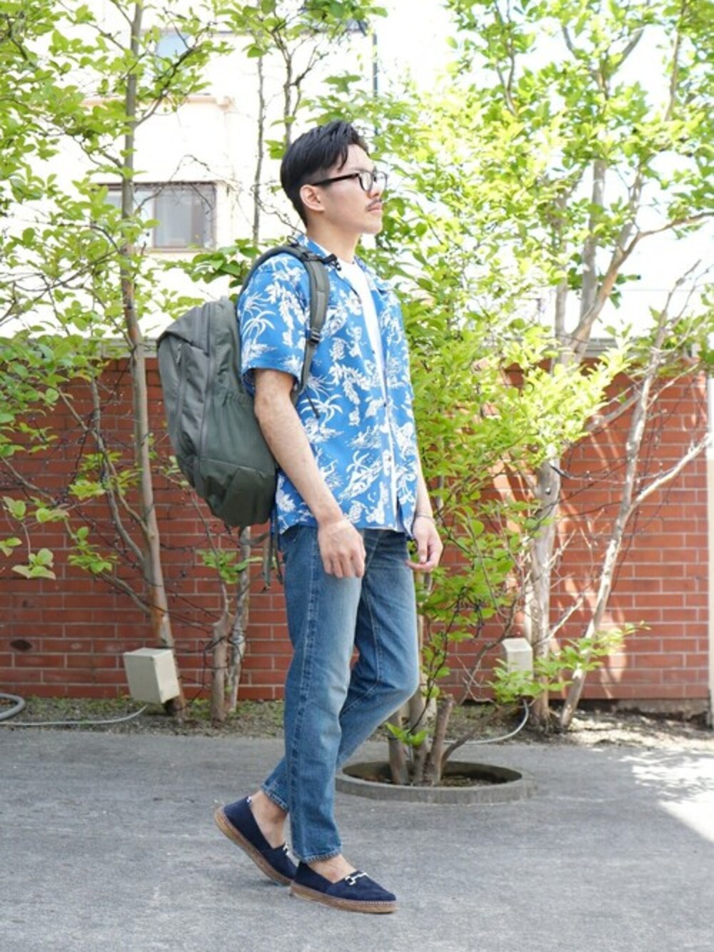 ブルー系のデニムパンツを着用したメンズの夏コーディネートの1枚目の写真