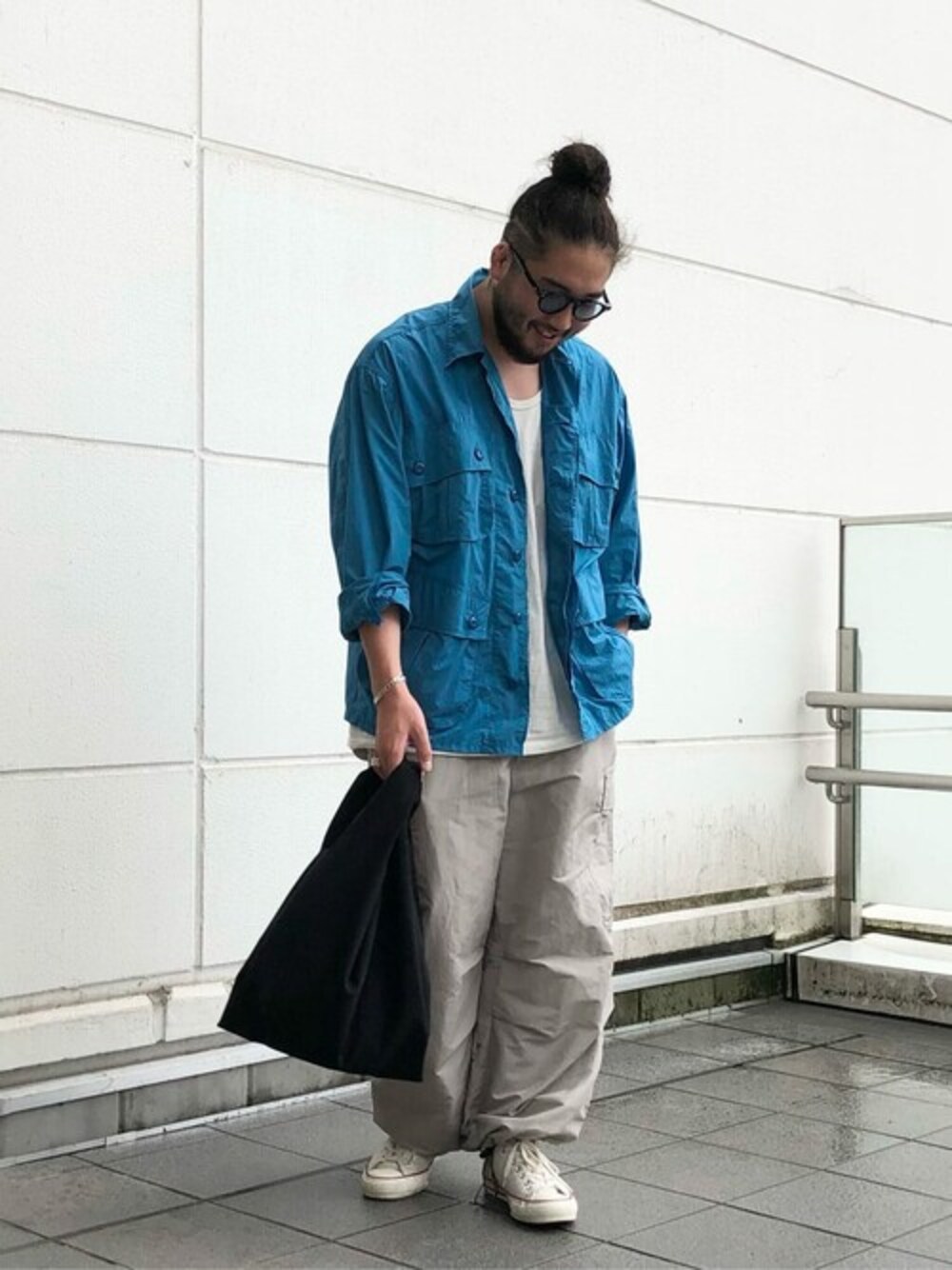 ブルー系のミリタリージャケットを着用したメンズの夏コーディネートの1枚目の写真
