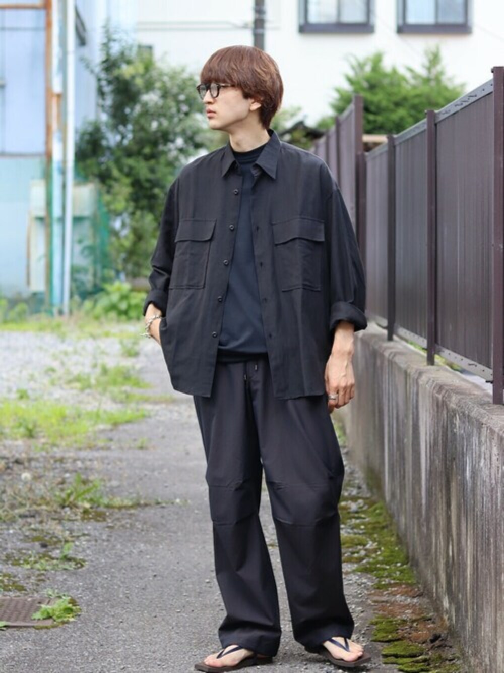 ブラック系のTシャツ/カットソーを着用したメンズの夏コーディネートの1枚目の写真