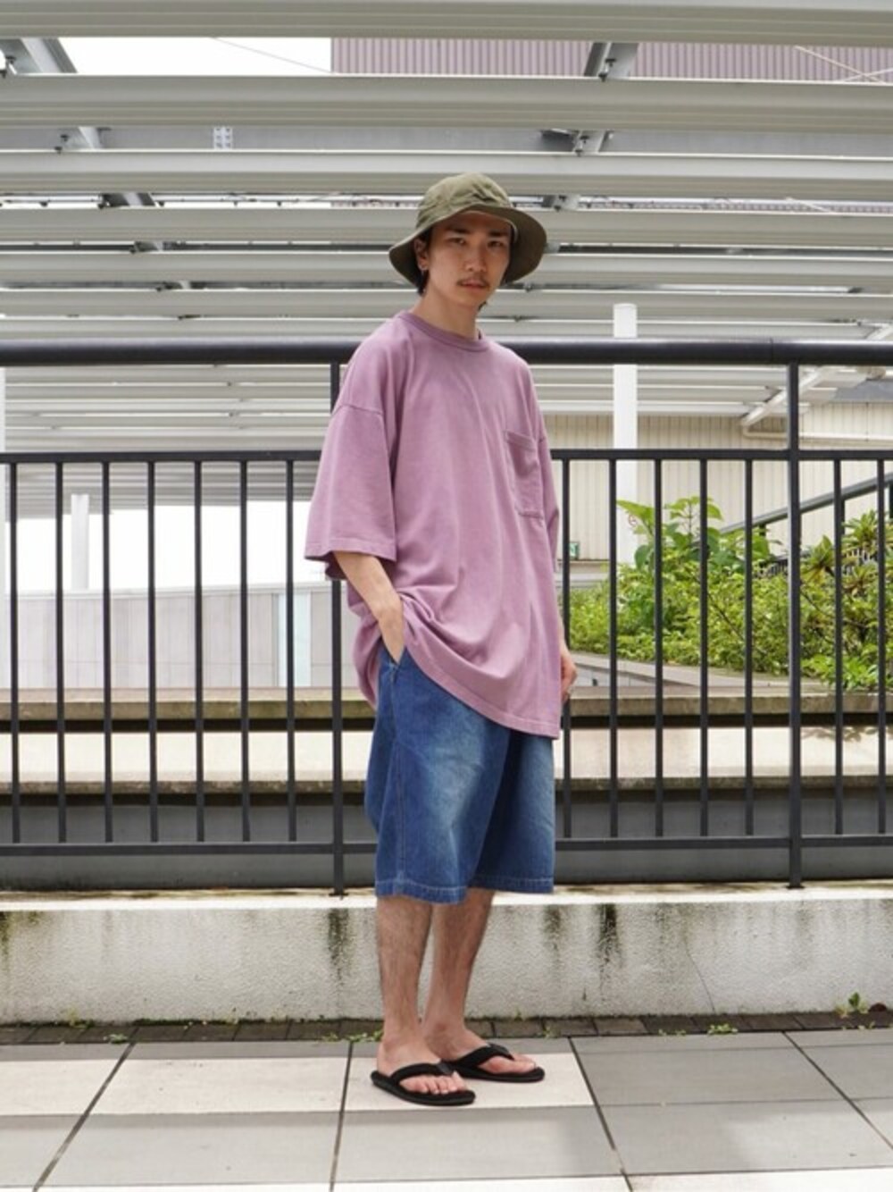 ベージュ系のTシャツ/カットソーを着用したメンズの夏コーディネートの1枚目の写真