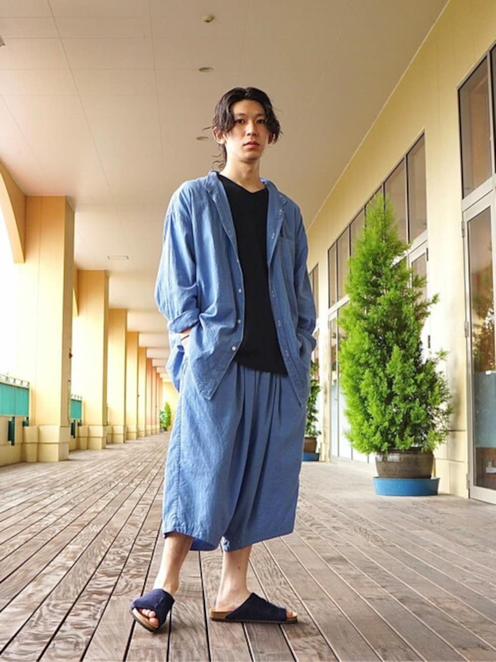 ブルー系のその他パンツ、ブラック系のTシャツ/カットソー、ブルー系のシャツ/ブラウスを着用したメンズの夏コーディネートの1枚目の写真