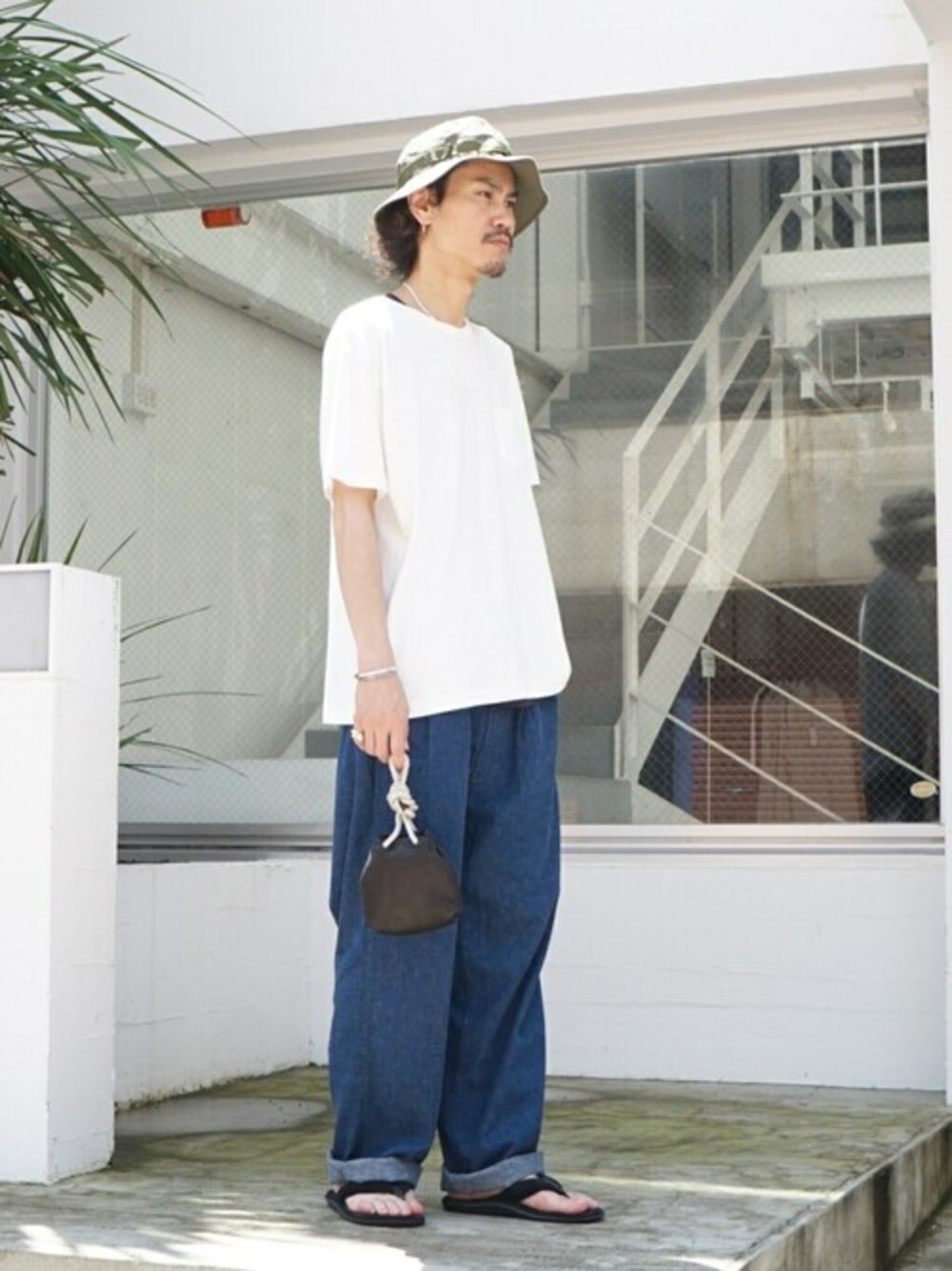 「orslow、ワイドパンツ、夏コーデ、ISLAND SLIPPER、FLAG SPORT、アークネッツ、ARKnets」｜「FLAG SPORTの12 / Slab Pocket Tank T（タンクトップ、ブラック系）」を使った、ARKnets STAFFさん（メンズ・175cm）の夏コーディネートの1枚目の写真