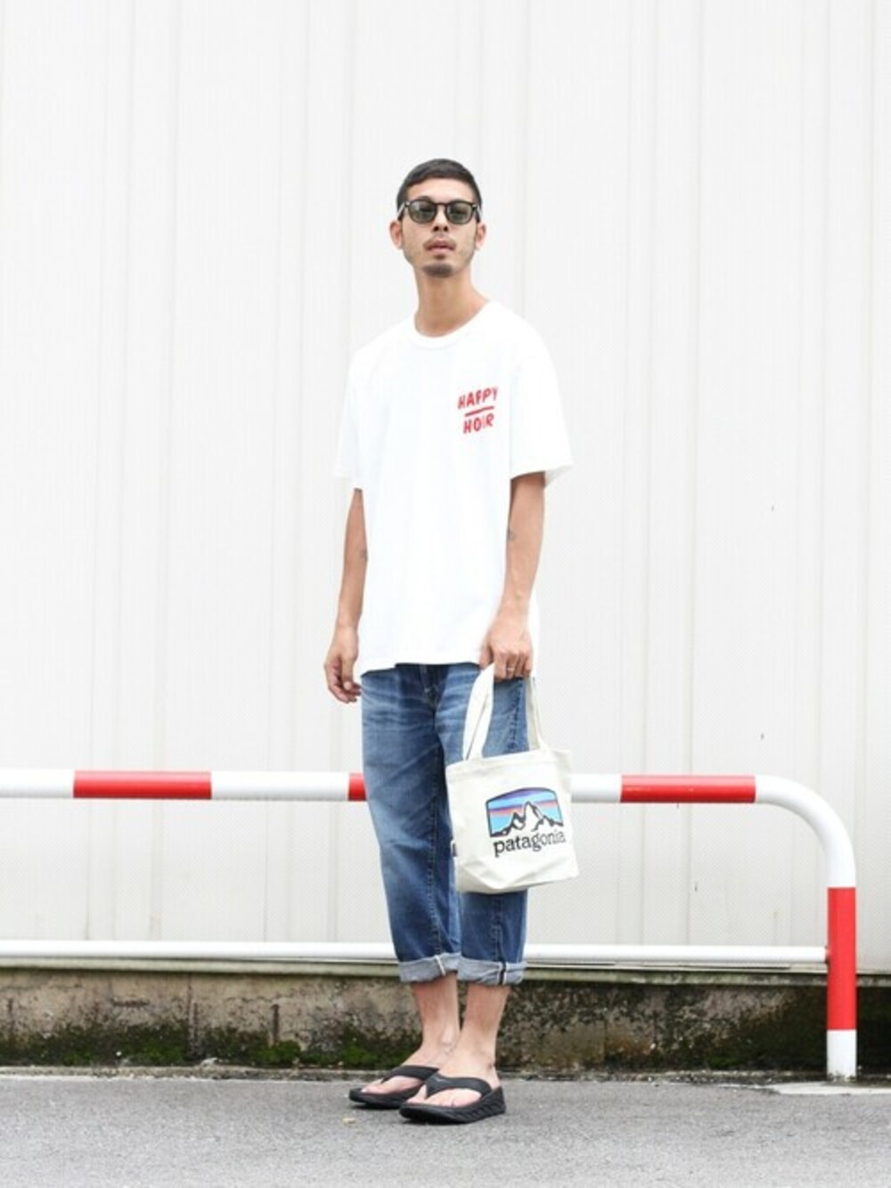 ホワイト系のTシャツ/カットソー、ブルー系のデニムパンツ、ブラック系のサンダルを着用したレディースの夏コーディネートの1枚目の写真