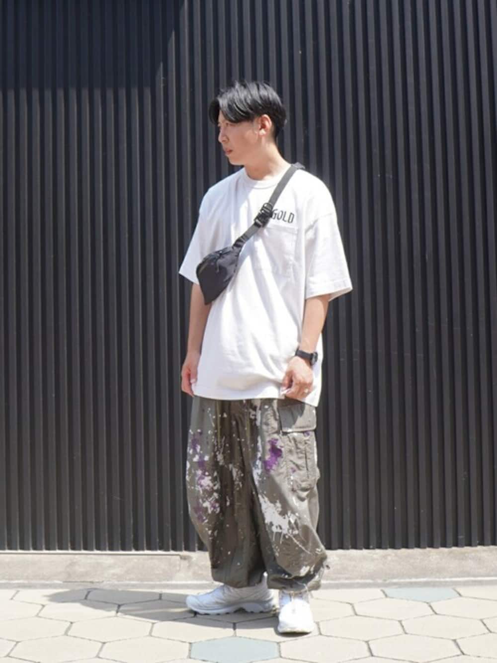 グレー系のTシャツ/カットソー、ホワイト系のスニーカー、ブラック系のボディバッグ/ウエストポーチを着用したメンズの夏コーディネートの1枚目の写真