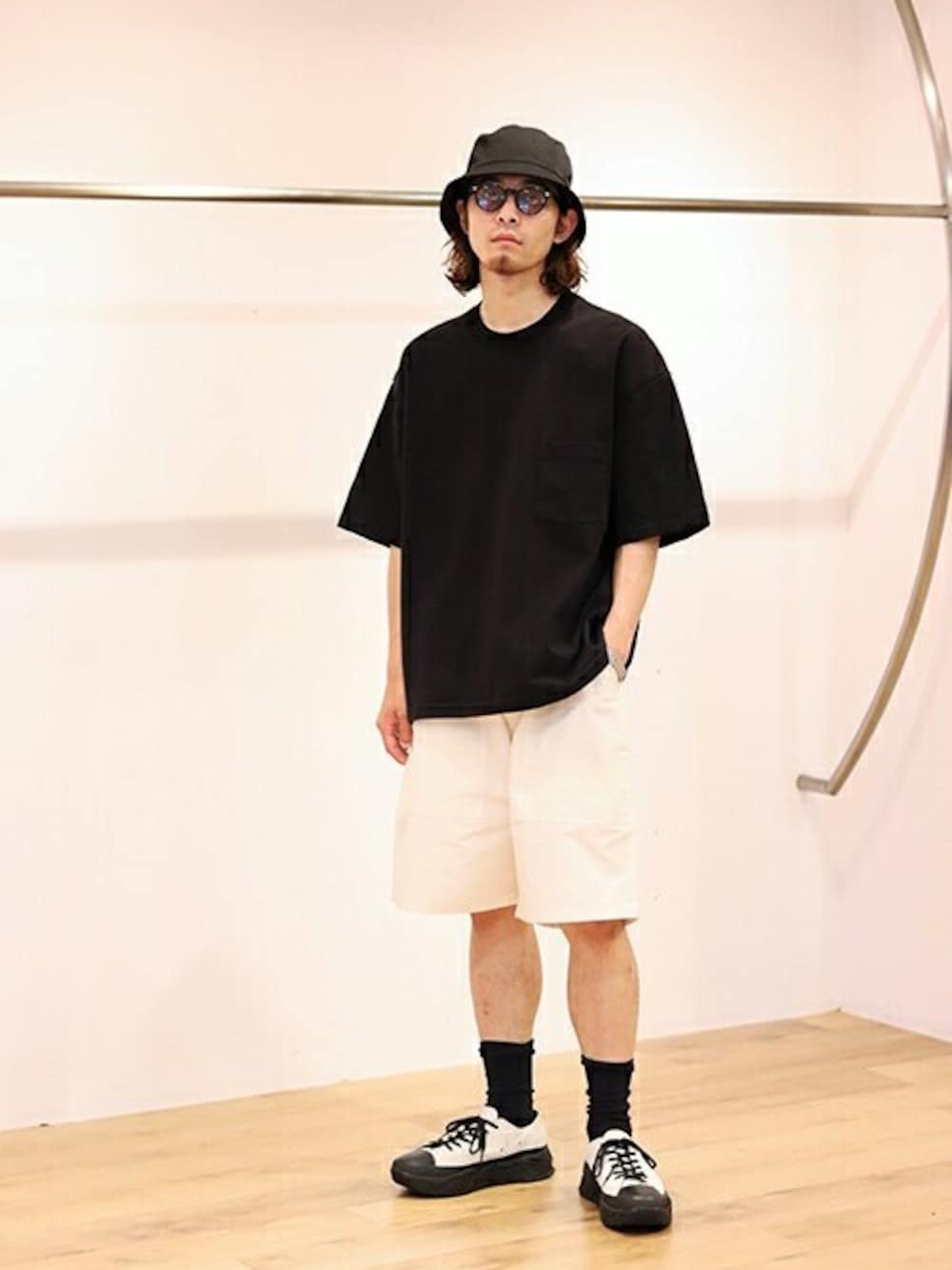 「サングラス、モノトーン、KIJIMA TAKAYUKI、夏コーデ、バケットハット、marka、AURALEE、graphpaper、JULIUS TART OPTICAL、ARKnets」｜「markaのmarka / マーカ：MILITARY SHORTS - organic cotton compact silk weather -：M21B-11PT01B[COR]（その他パンツ、ホワイト系）」を使った、ARKnets STAFFさん（メンズ・173cm）の夏コーディネートの1枚目の写真