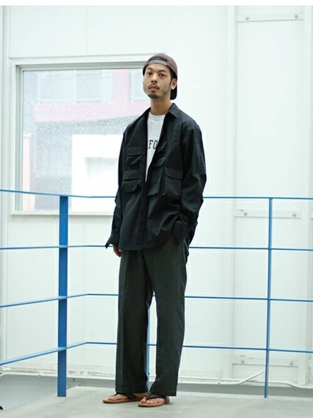 「UGG、きれいめカジュアル、夏コーデ、STANDARD CALIFORNIA、marka、アークネッツ、ARKnets、DAIWAPIER39、21aw、21FW」｜「markaのmarka / マーカ：【ONLY ARK】別注 STRAIGHT FIT TROUSERS - cu/li/co cloth -：M21B-01PT02C[COR]（その他パンツ、グリーン系）」を使った、ARKnets STAFFさん（メンズ・185cm）の夏コーディネートの1枚目の写真