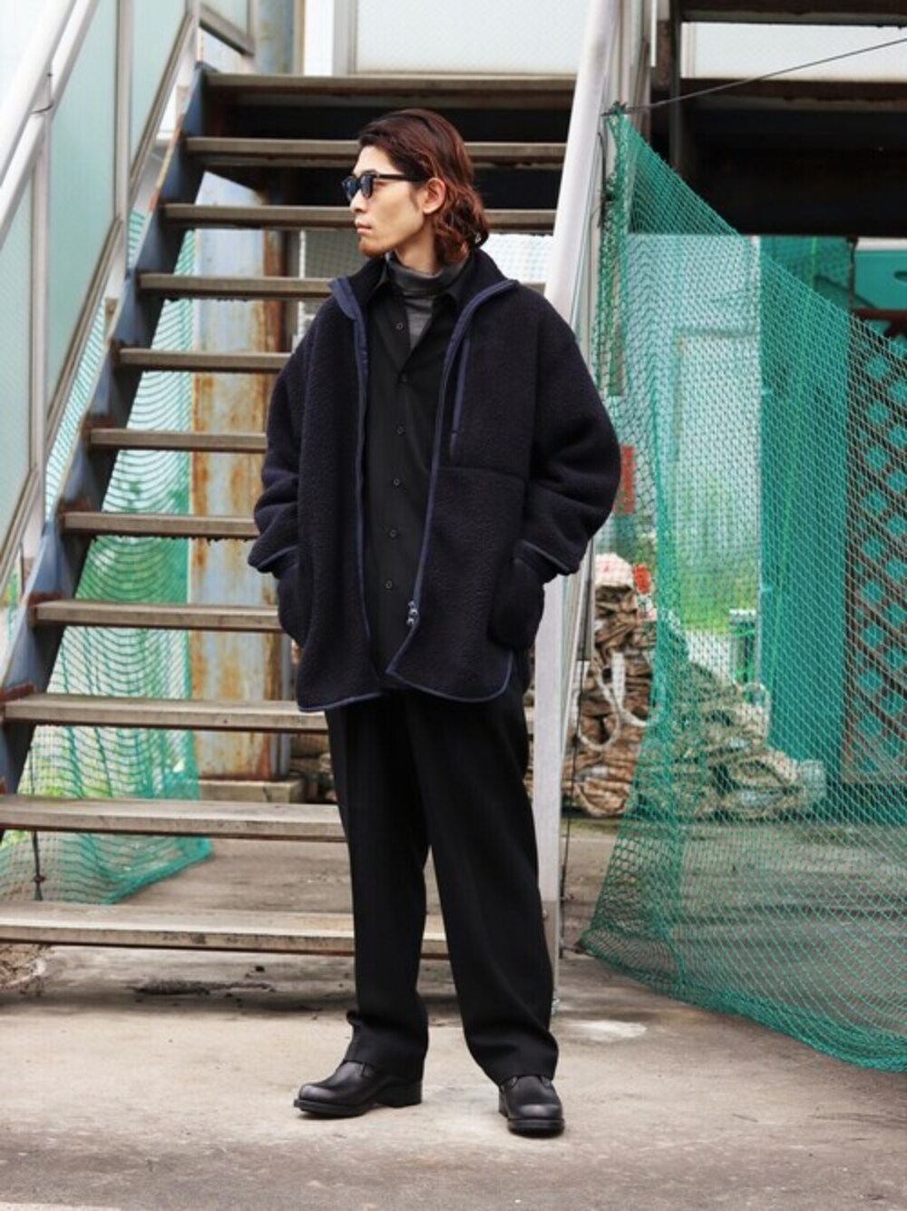 「markaのmarka / マーカ：STITCHLESS TROUSERS - 2/48 wool soft serge -：M21C-06PT01C[COR]（スラックス、ブラック系）」を使った、ARKnets STAFFさん（メンズ・173cm）の夏コーディネートの1枚目の写真