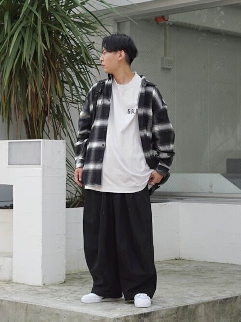 「ネルシャツ、gold、モノトーン、NEEDLES、adidas originals、シンプルコーデ、スケータースタイル、秋コーデ、アークネッツ、ARKnets」｜「adidas Originalsのadidas Originals/アディダス オリジナルス FORUM EXHIBIT LOW/フォーラム EXHIBIT ロー（スニーカー、ホワイト系）」を使った、ARKnets STAFFさん（メンズ・170cm）の夏コーディネートの1枚目の写真