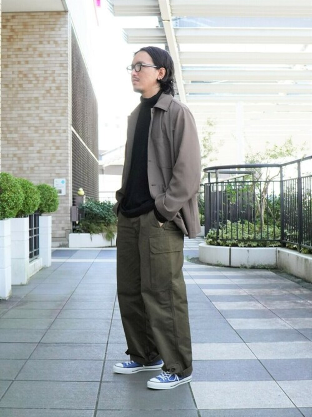 ブラウン系のカバーオールを着用したメンズの秋コーディネートの1枚目の写真