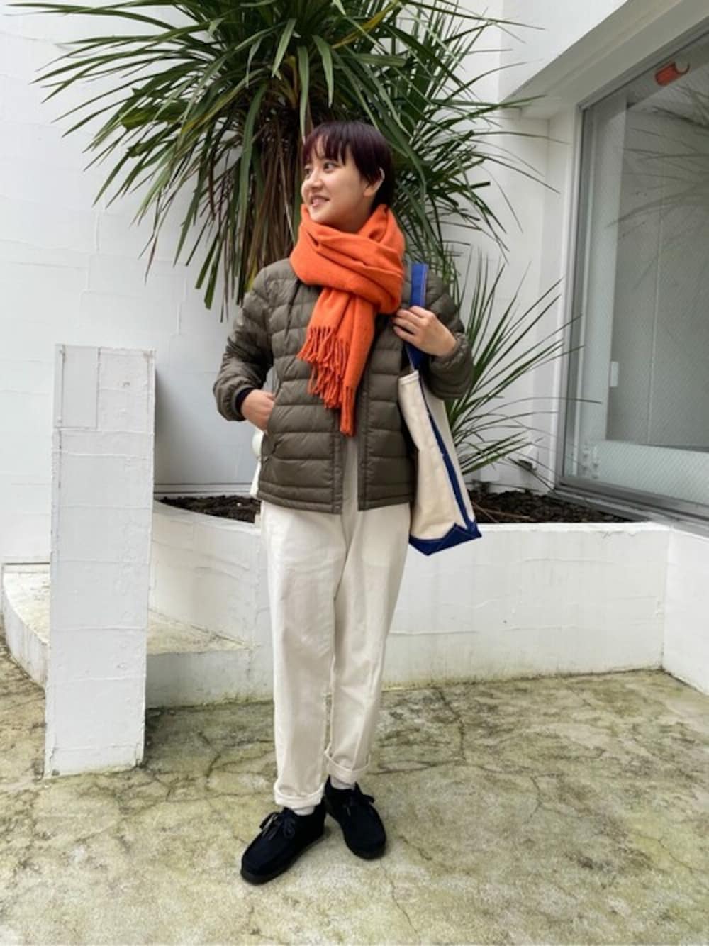 「Danton、冬コーデ、カーキ、革靴、YAECA、clarks、秋コーデ、graphpaper、アークネッツ、ARKnets」｜「DANTONの[DANTON/ダントン] ノーカラーインナーダウンジャケット（ダウンジャケット/コート、グリーン系）」を使った、ARKnets STAFFさん（レディース・149cm）の秋コーディネートの1枚目の写真