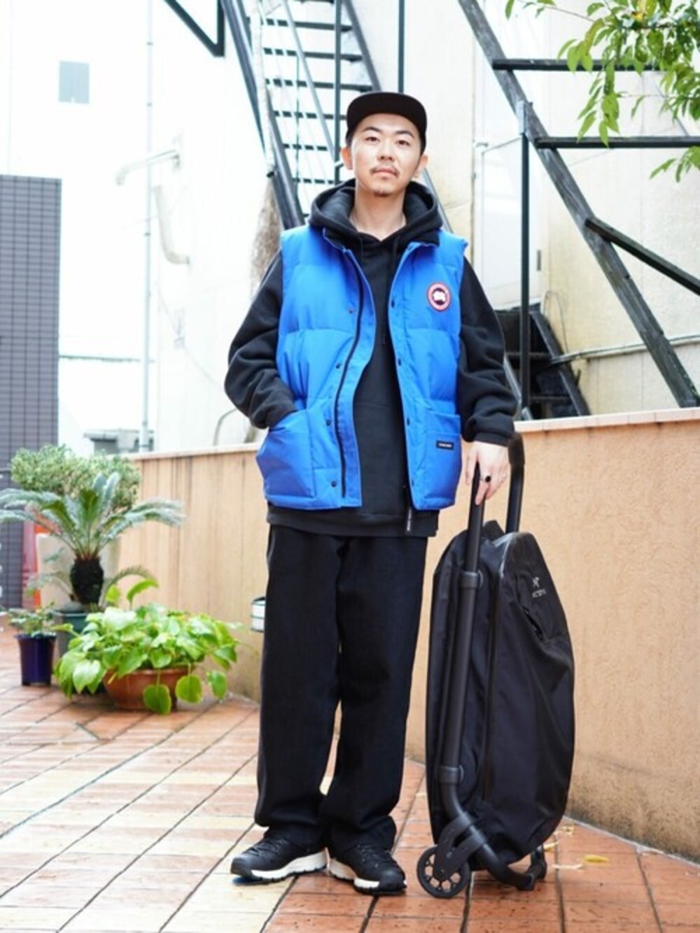 「デニム、パーカー、CAP、ARC'TERYX、CANADA GOOSE、ブラックデニム、Danner、CIOTA、REMI RELIEF NAVY LABEL、REMI RELIEF、カジュアルコーデ、大人コーデ、リラックススタイル」｜「DannerのDanner / ダナー：RIDGE RUNNER 2.5：D125265[STD]（スニーカー、ブラック系）」を使った、ARKnets STAFFさん（メンズ・178cm）の秋コーディネートの1枚目の写真