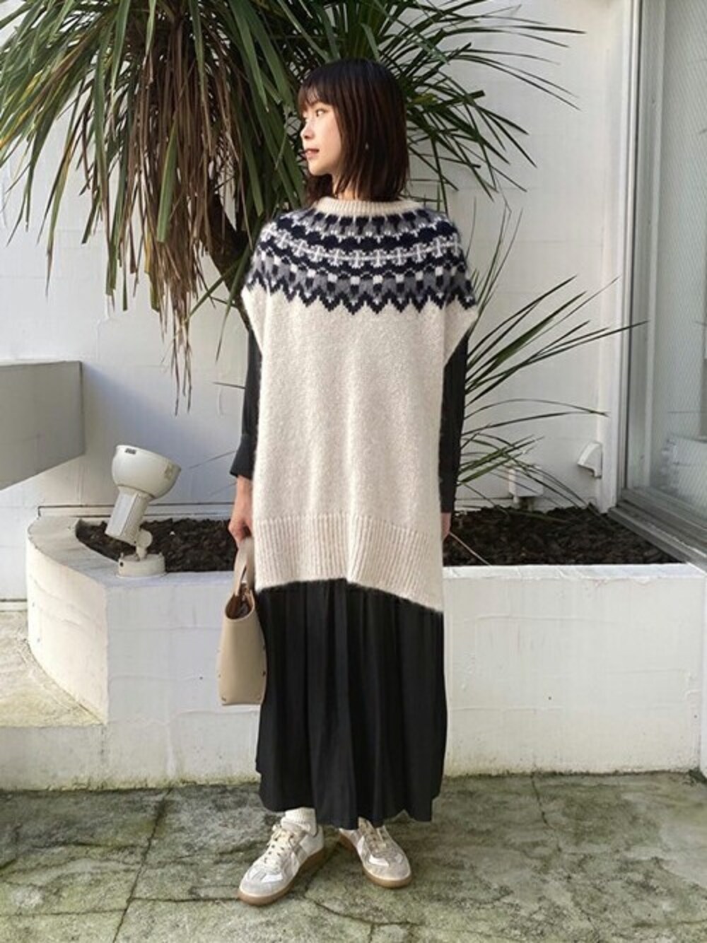 「別注、ニットワンピース、レイヤードスタイル、休日コーデ、ノルディック柄、カジュアルコーデ、秋コーデ、BATONER、Maison Margiela、CLANE」｜「BATONERのBATONER / バトナー：【ONLY ARK】別注 MOHAIR NORDIC VEST：BN-21FL-064[ANN]（ベスト、ホワイト系）」を使った、ARKnets STAFFさん（レディース・166cm）の秋コーディネートの1枚目の写真