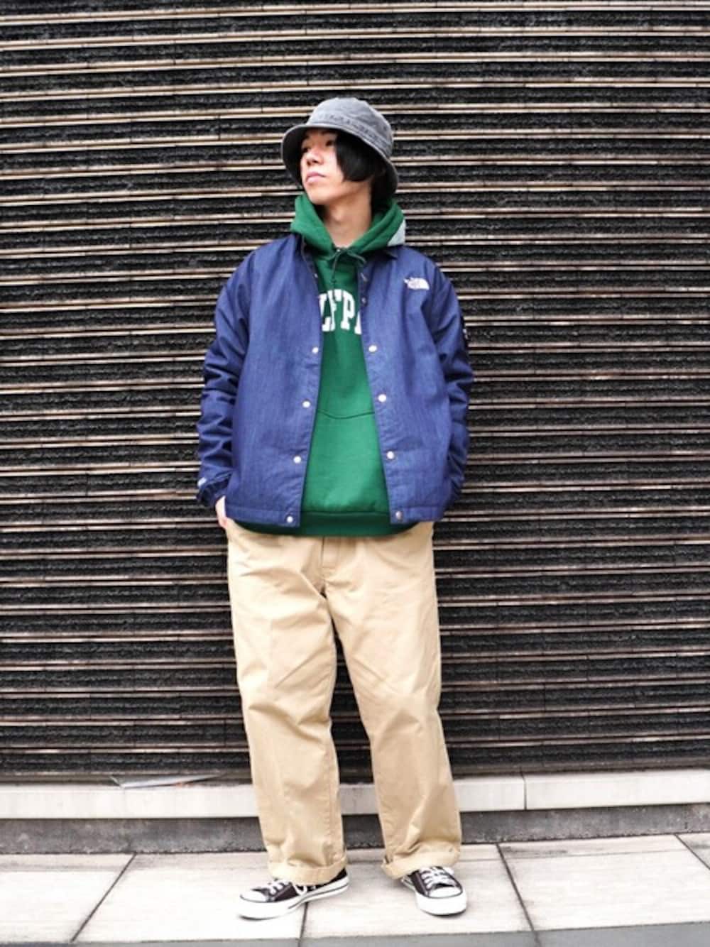「スニーカー、デニムジャケット、パーカー、ハット、チノパンツ、THE NORTH FACE、デニムジャケット×パーカー、FLAG SPORT、WP、ARKnets」｜「WPのWP / ダブリューピー：WP×CAMBER COLLAGE LOGO PULL PARKA：WP06-T108[WAX]（パーカー、グリーン系）」を使った、ARKnets STAFFさん（メンズ・174cm）の秋コーディネートの1枚目の写真
