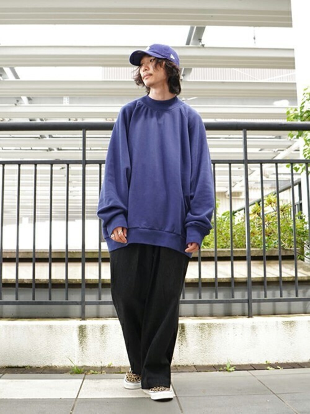 「ビッグシルエット、PORT BY ARK、ポートバイアーク、アークネッツ、ARKnets」｜「PORT BY ARKのPORT BY ARK / ポートバイアーク：Crew neck Sweat：PO10-T003[COR]（スウェット、ブルー系）」を使った、ARKnets STAFFさん（メンズ・171cm）の秋コーディネートの1枚目の写真