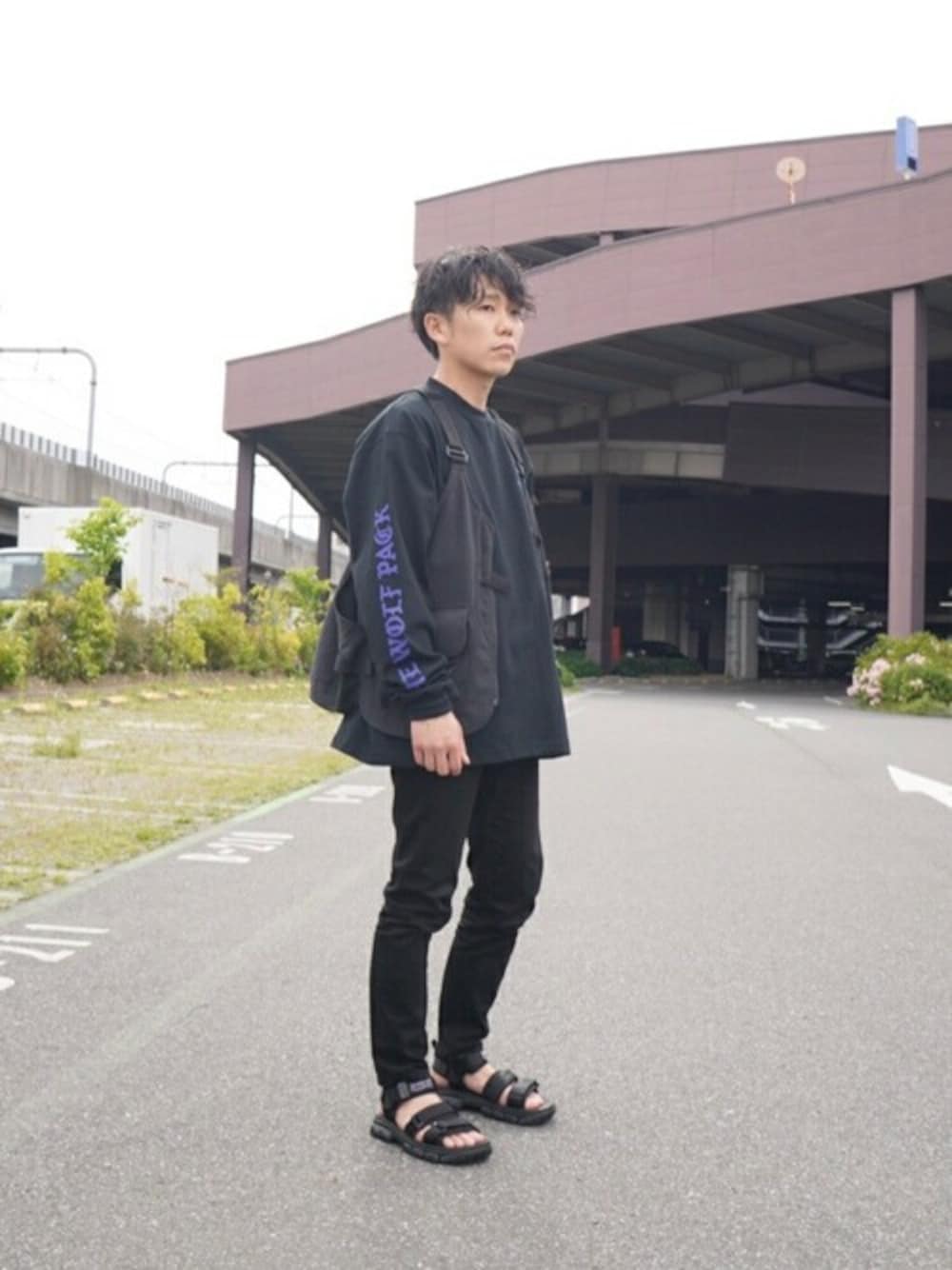 「カットソー、ベスト、デニムパンツ、サンダル、モノトーンコーデ、SHAKA、snow peak、Acne Studios、WP、ARKnets」｜「WPのWP / ダブリューピー：WP×CAMBER BLACK LETTER CIRCLE L/Tee：WP05-T057[WAX]（Tシャツ/カットソー、ブラック系）」を使った、ARKnets STAFFさん（メンズ・172cm）の秋コーディネートの1枚目の写真