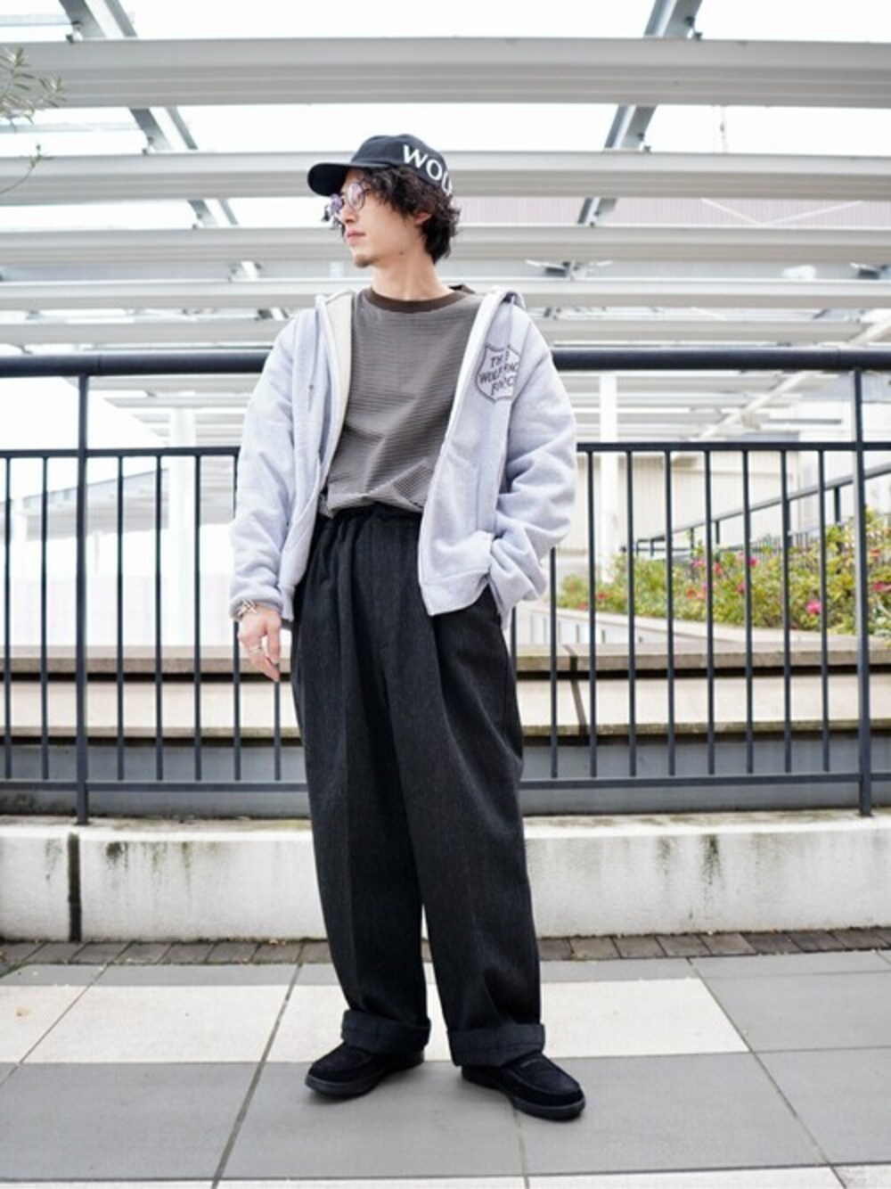 「スニーカー、キャップ、パーカー、gravis、スリッポンスニーカー、パーカーコーデ、パーカー グレー、MARIA RUDMAN、WP、ARKnets」｜「WPのWP / ダブリューピー：WP×CAMBER EMBLEM2 ZIP PARKA：WP06-T107[WAX]（パーカー、グレー系）」を使った、ARKnets STAFFさん（メンズ・170cm）の秋コーディネートの1枚目の写真