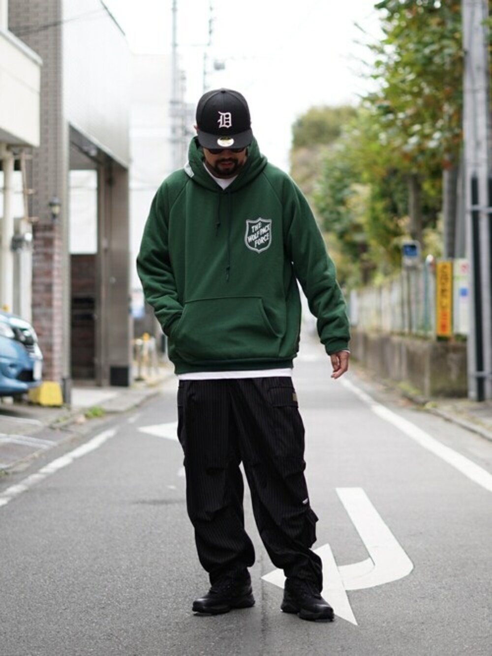 「スニーカー、キャップ、パーカー、サングラス、NEW ERA、カーゴパンツ、MAGIC STICK、A.D.S.R.、WP、ARKnets」｜「WPのWP / ダブリューピー：WP×CAMBER COLLAGE LOGO PULL PARKA：WP06-T108[WAX]（パーカー、グリーン系）」を使った、ARKnets STAFFさん（メンズ・180cm）の秋コーディネートの1枚目の写真