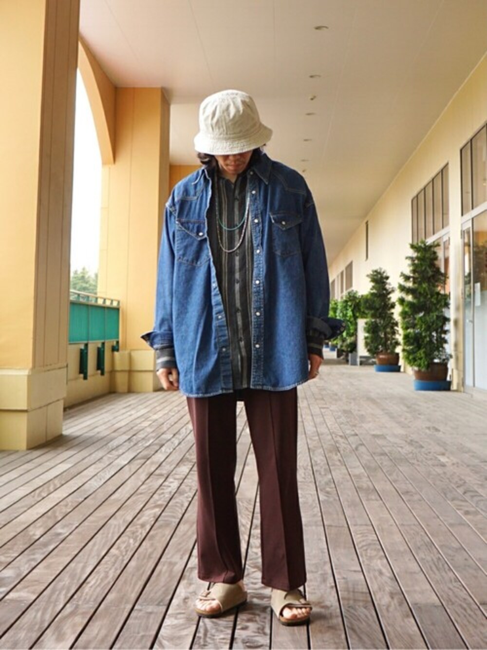 「デニム、デニムジャケット、スラックス、birkenstock、PORT BY ARK、WP、BALLAST ARK」｜「BALLAST ARKのBALLAST ARK / バラストアーク： FLARE EASY PANTS：BA02-P001[AST]（スラックス、ブラウン系）」を使った、ARKnets STAFFさん（メンズ・168cm）の秋コーディネートの1枚目の写真