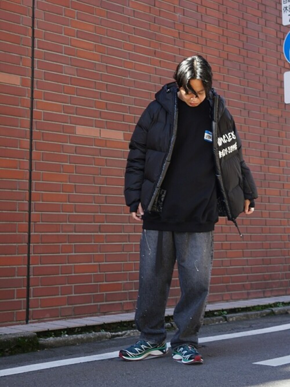 「スニーカー、デニム、ダウンジャケット、ストリート、gold、大人カジュアル、MONCLER、90'sスタイル、SALOMON、vetements」｜「GOLDの14oz. SELVEDGE DENIM 5POCKET PANTS AGING MODEL HARD WASHED（デニムパンツ、ブラック系）」を使った、ARKnets STAFFさん（メンズ・170cm）の秋コーディネートの1枚目の写真