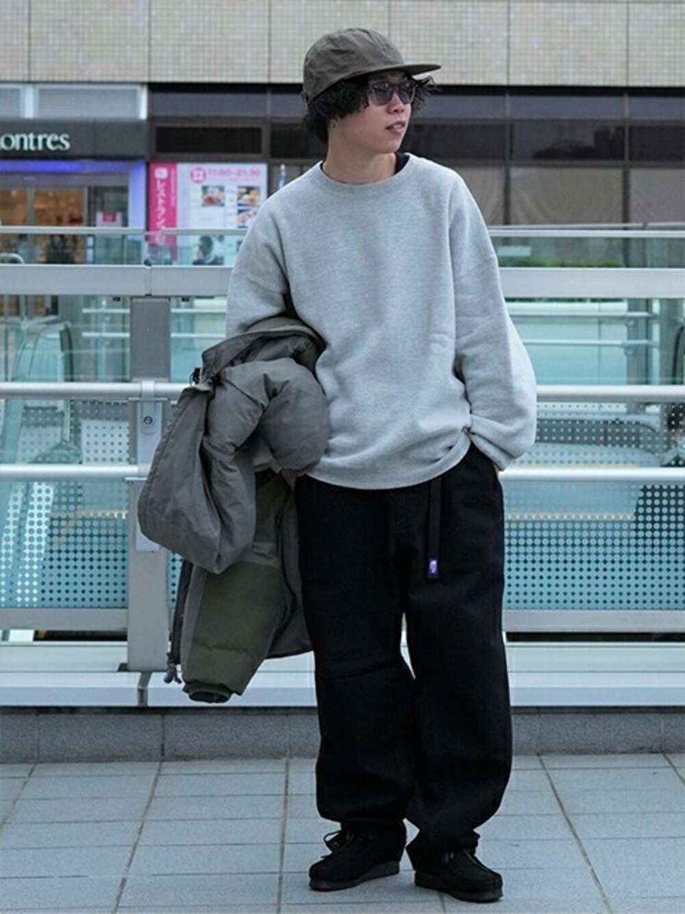 「スウェット、ミリタリージャケット、デニムパンツ、THE NORTH FACE PURPLE LABEL、clarks、REMI RELIEF NAVY LABEL、REMI RELIEF、カジュアルコーデ、だぼだぼ、サングラス、CAP、ラフ、ラフコーデ、ゆるパンツ」｜「markaのmarka / マーカ：DOWN PARKA TYPE-1 - recycle nylon tusser -：M21C-19BL01C[COR]（ダウンジャケット/コート、グリーン系）」を使った、ARKnets STAFFさん（メンズ・165cm）の秋コーディネートの1枚目の写真