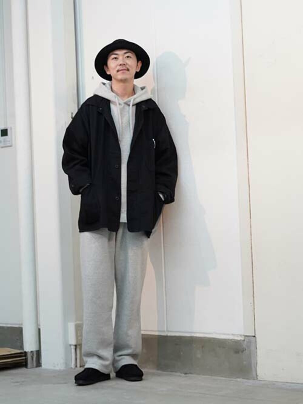 「スウェットパンツ、スウェット、スウェットコーデ、REMI RELIEF NAVY LABEL、REMI RELIEF、orslow、clarks」｜「REMI RELIEF NAVY LABELのREMI RELIEF NAVY LABEL / レミレリーフ ネイビーレーベル：起毛裏毛パーカ：RN22293235AK[STD]（パーカー、グレー系）」を使った、ARKnets STAFFさん（メンズ・178cm）の秋コーディネートの1枚目の写真