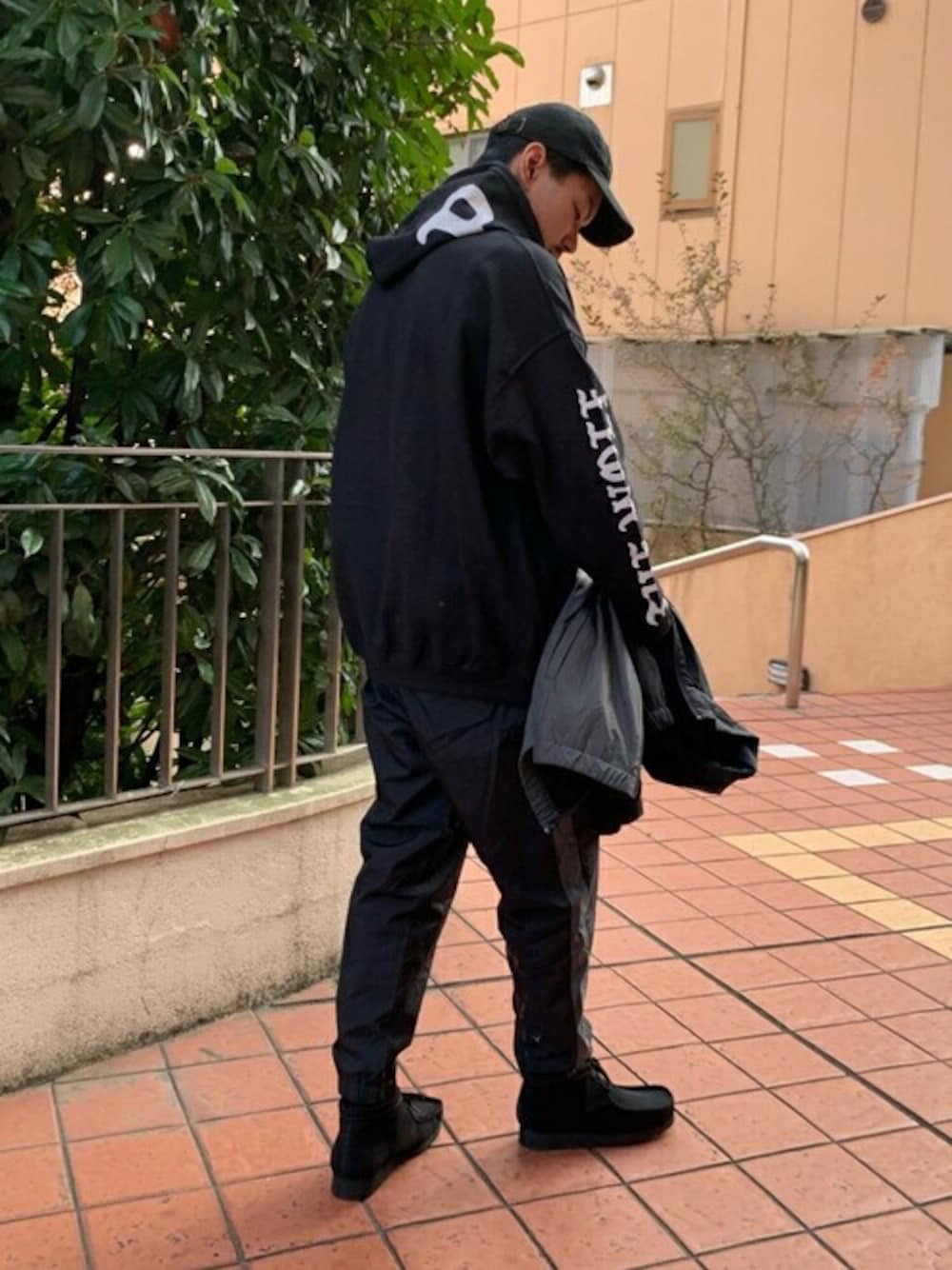 「スウェット、キャップ、パーカー、レザーシューズ、スリッポン、ナイロンジャケット、clarks、ボトムス、WP、ARKnets」｜「WPのWP / ダブリューピー：BLACK LETTER PULL PARKA：WP04-T036[WAX]（パーカー、ブラック系）」を使った、ARKnets STAFFさん（メンズ・172cm）の秋コーディネートの1枚目の写真