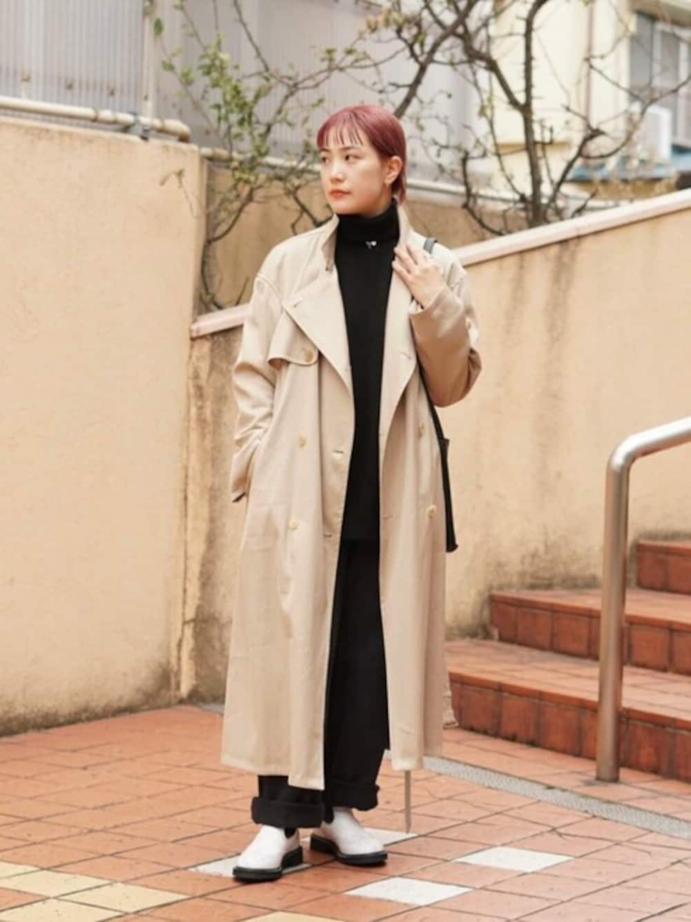 「トレンチコート、gold、Hender Scheme、beautiful people、ミニバッグ、trickers、Acne Studios、カシミアニット、AURALEE」｜「GOLDのGOLD / ゴールド：PURE CASHMERE KNIT OFF-TURTLE NECK PULLOVER：GL90201[MUS]（ニット/セーター、ブラック系）」を使った、ARKnets STAFFさん（レディース・158cm）の秋コーディネートの1枚目の写真