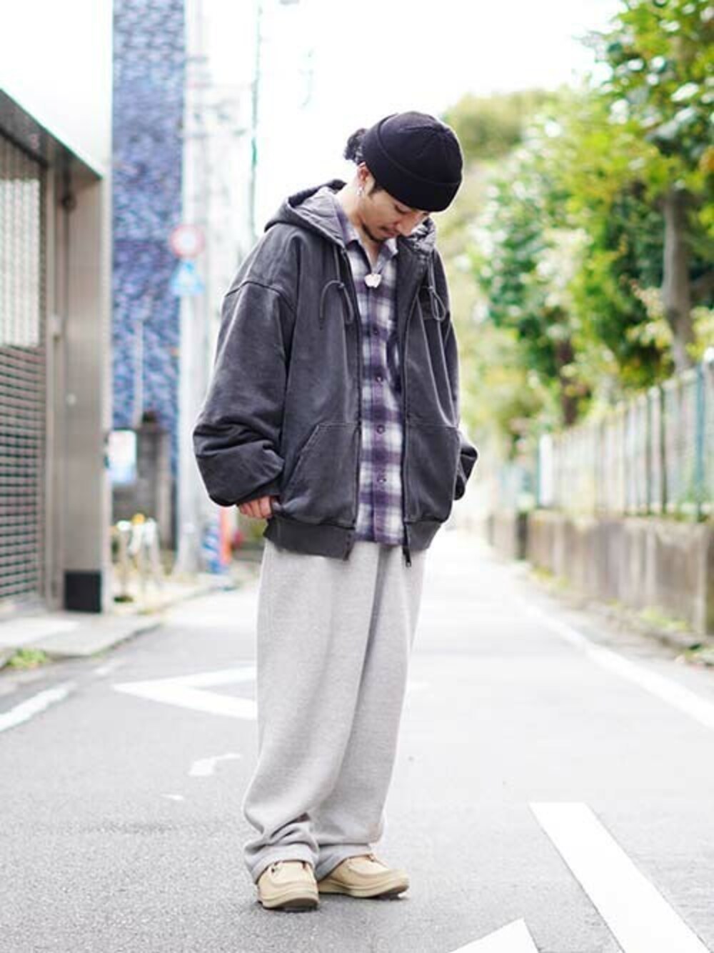 「チェック、スウェットパンツ、チェックシャツ、ニット帽、パーカー、carhartt、KANGOL、UNUSED、ゆるコーデ、REMI RELIEF NAVY LABEL、REMI RELIEF、パープル」｜「REMI RELIEF NAVY LABELのREMI RELIEF NAVY LABEL / レミレリーフ ネイビーレーベル：起毛裏毛パンツ：RN22293236AK[STD]（スウェットパンツ、グレー系）」を使った、ARKnets STAFFさん（メンズ・165cm）の冬コーディネートの1枚目の写真