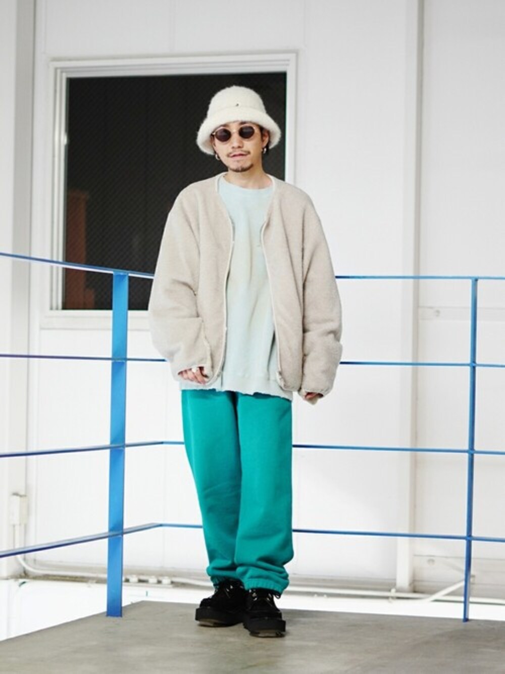 「スウェットパンツ、gold、uniform experiment、KANGOL、GEORGE COX、エメラルドグリーン、スウェットパンツスタイル、スウェットコーデ、DAIRIKU、stein」｜「GOLDのGOLD / ゴールド：HEAVY SWEAT TRACK PANTS AGED MODEL：21B-GL42234[MUS]（スウェットパンツ、グリーン系）」を使った、ARKnets STAFFさん（メンズ・165cm）の冬コーディネートの1枚目の写真