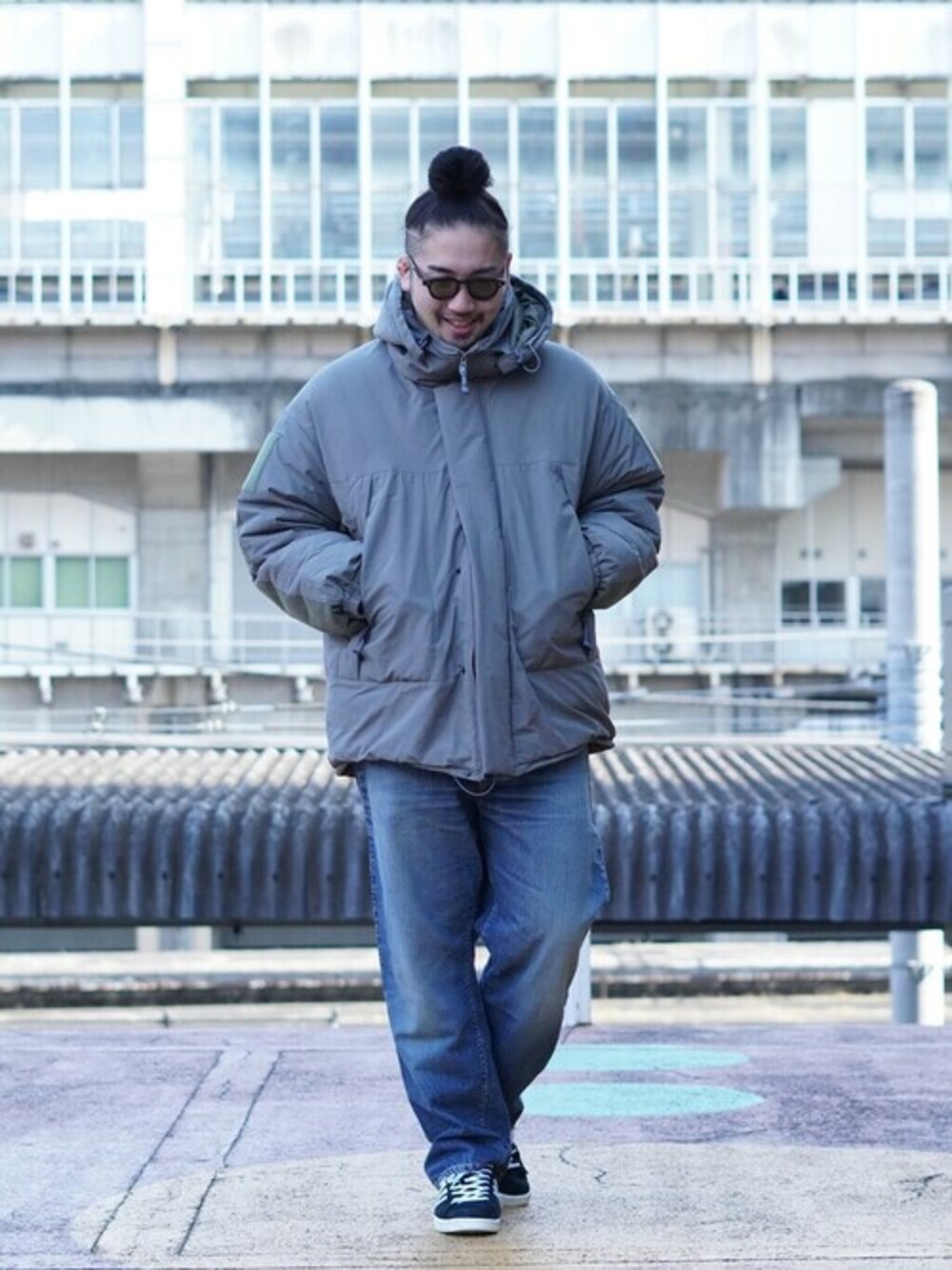 「古着、スウェット、デニム、ダウンジャケット、ミリタリー、ヴィンテージ、デニムパンツ、marka、FLAG SPORT、REMI RELIEF NAVY LABEL、REMI RELIEF、カジュアルコーデ」｜「FLAG SPORTのFLAG SPORT / フラッグスポーツ：Lot.FS007：FS007[REA]（デニムパンツ、ブルー系）」を使った、ARKnets STAFFさん（メンズ・180cm）の冬コーディネートの1枚目の写真