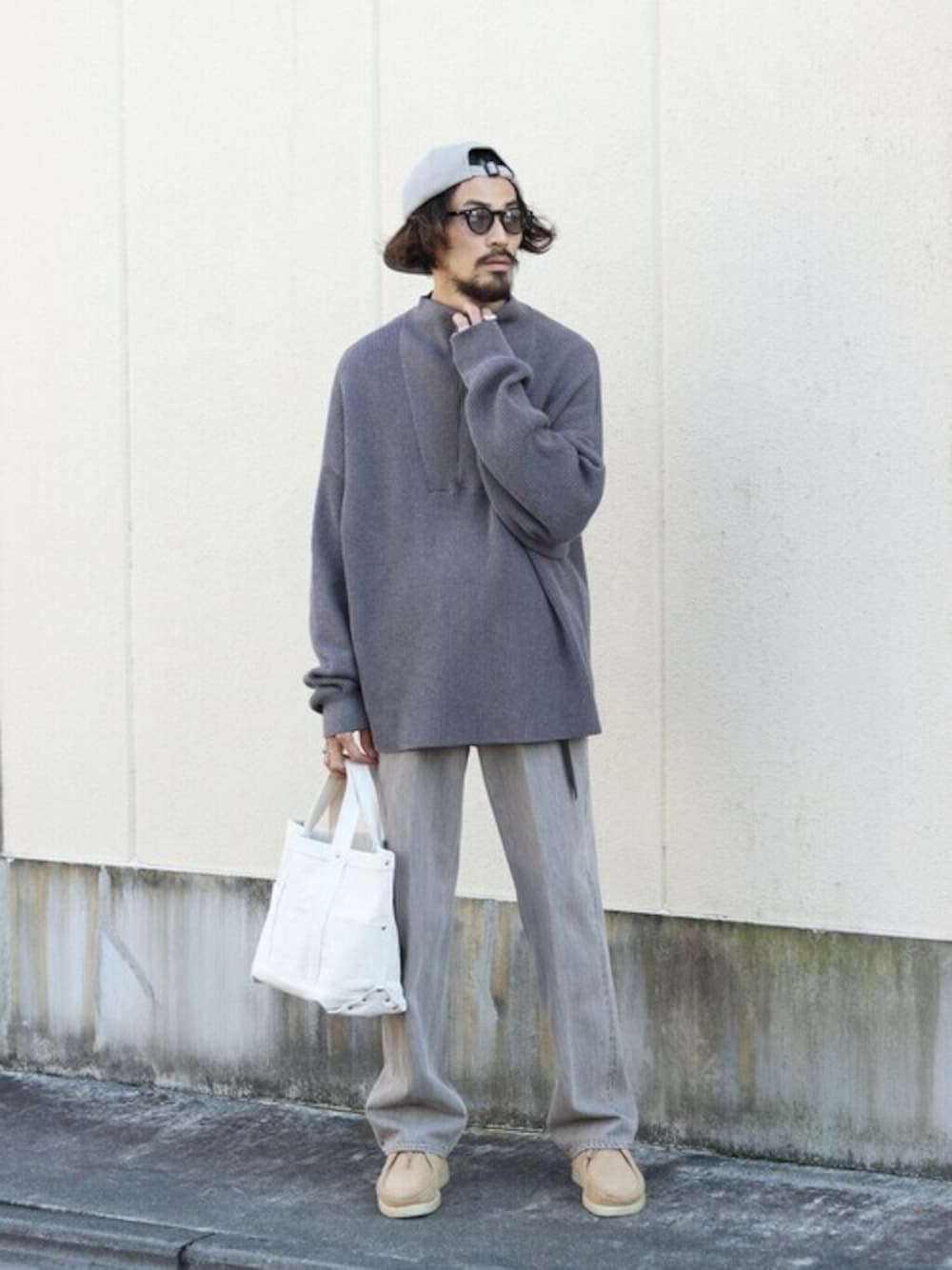 グレー系のニット/セーターを着用したメンズの冬コーディネートの1枚目の写真