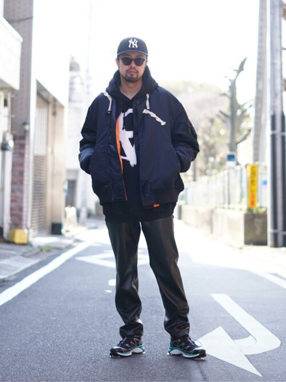 「スウェット、ストリート、NEW ERA、モード、モードストリート、ハイブランド、MAGIC STICK、A.D.S.R.、vetements、ヴェトモン」｜「VETEMENTSのVETEMENTS / ヴェトモン：DOUBLE ANARCHY LOGO HOODIE：UA52TR830[RIP]（パーカー、ブラック系）」を使った、ARKnets STAFFさん（メンズ・180cm）の冬コーディネートの1枚目の写真