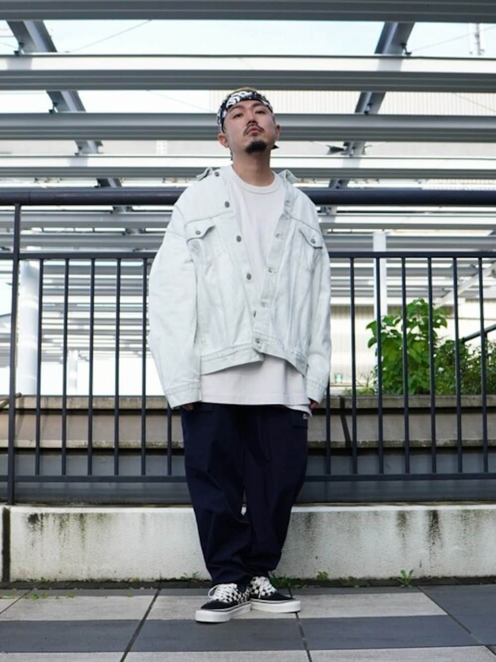 「スニーカー、ビッグシルエット、VANS、カジュアル、デニムジャケット、gold、カーゴパンツ、バンダナ、ABU GARCIA、ONLY ARK」｜「GOLDのGOLD / ゴールド：14oz. DENIM TRUCKER JACKET AGED MODEL：21A-GL14812H[MUS]（デニムジャケット、ブルー系）」を使った、ARKnets STAFFさん（メンズ・166cm）の冬コーディネートの1枚目の写真